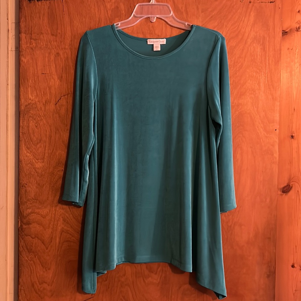 Teal, no wrinkle shark bite top